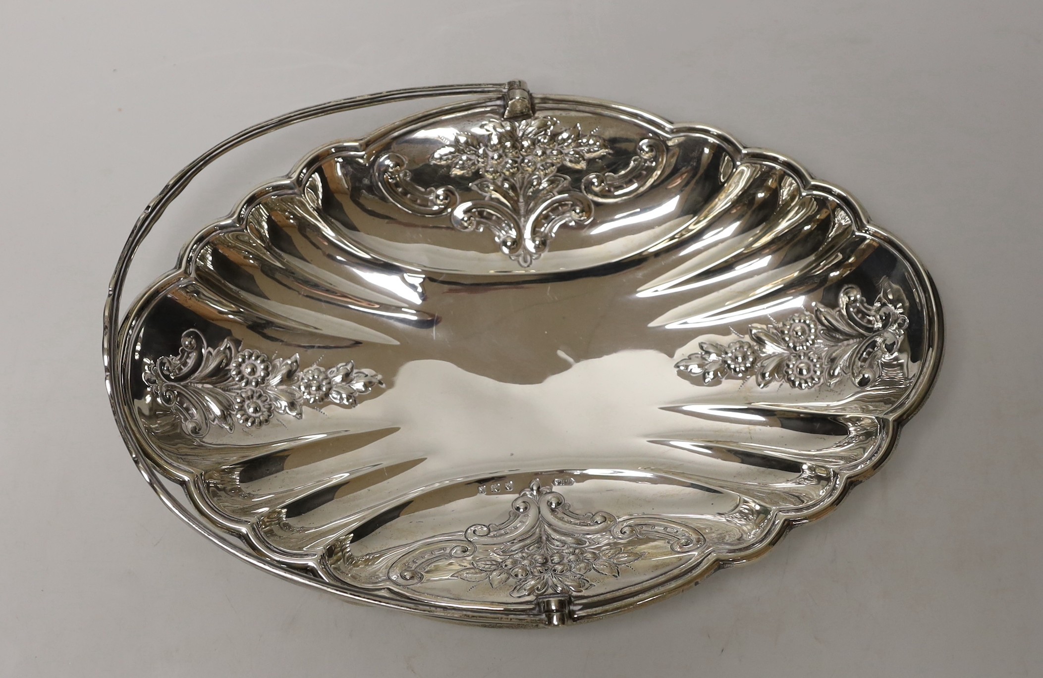 An Edwardian silver shallow fruit basket, William Henry Sparrow, Birmingham, 1909, 28cm, 11.5oz.